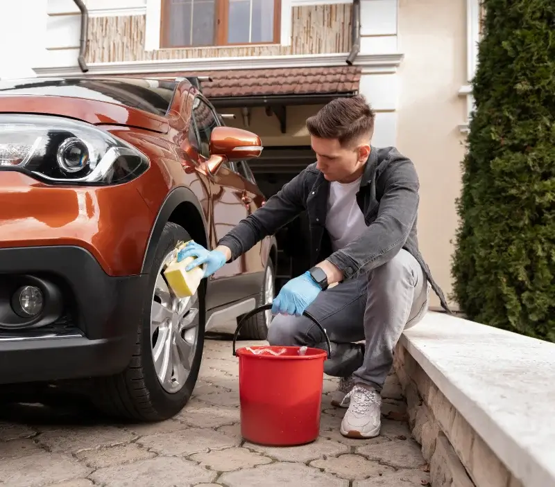 Lavage auto à domicile Niederlauterbach : professionnel intervenant sur un véhicule